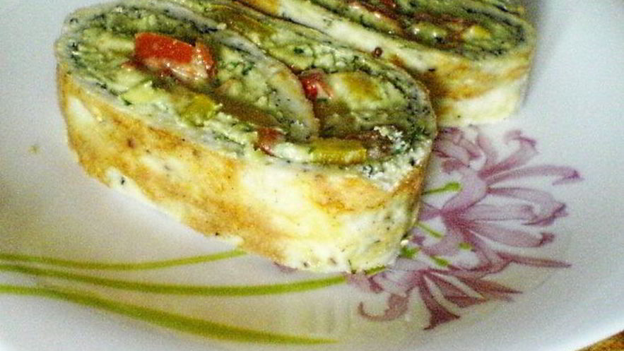 Рецепт рулетиков из омлета с муссом из авокадо и болгарским перцем