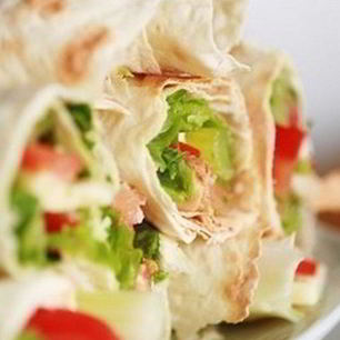 Рецепт Рулетов из лаваша с курицей, творогом и кукурузой