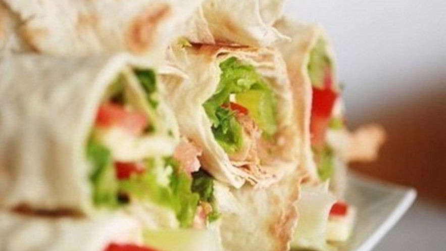 Рецепт рулетов из лаваша с курицей, творогом и кукурузой