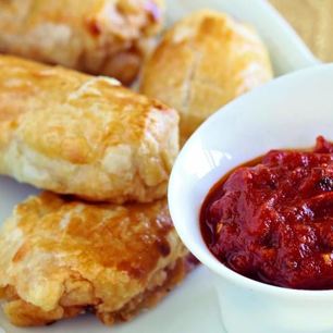 Рецепт Слоеных рулетиков с томатным дипом