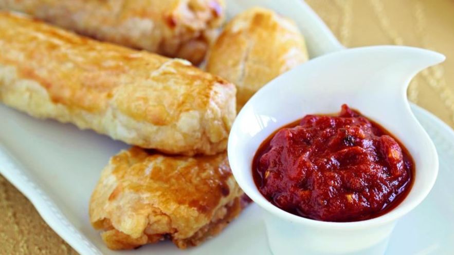 Рецепт слоеных рулетиков с томатным дипом