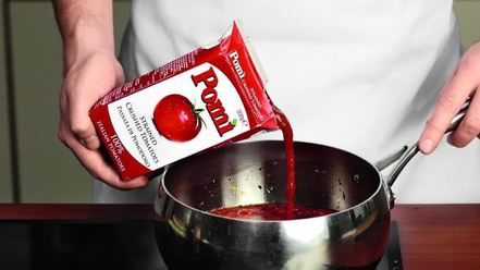 Рецепт слоеных рулетиков с томатным дипом