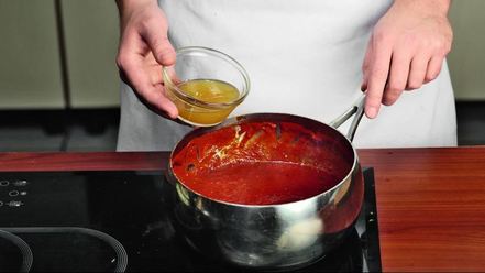 Рецепт слоеных рулетиков с томатным дипом