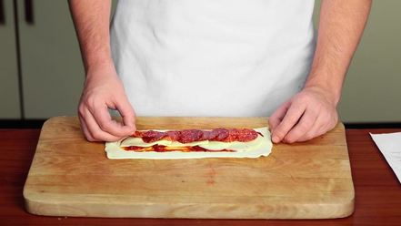 Рецепт слоеных рулетиков с томатным дипом