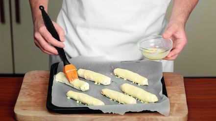 Рецепт слоеных рулетиков с томатным дипом