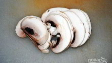 Рецепт свиных рулетиков с грибами и сыром