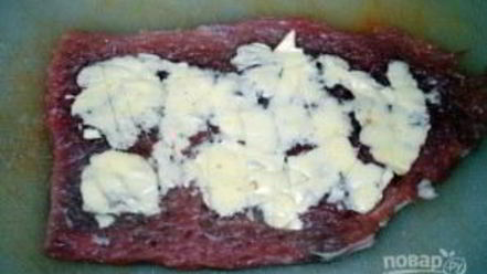 Рецепт свиных рулетиков с грибами и сыром