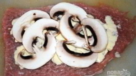 Рецепт свиных рулетиков с грибами и сыром