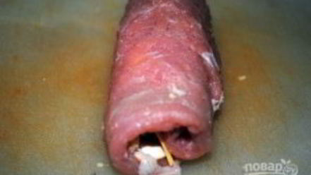 Рецепт свиных рулетиков с грибами и сыром