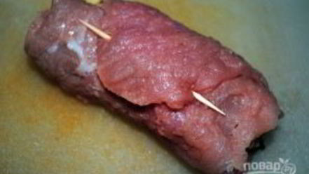 Рецепт свиных рулетиков с грибами и сыром