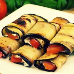 Рецепт Закусочных рулетиков из баклажанов с помидорами