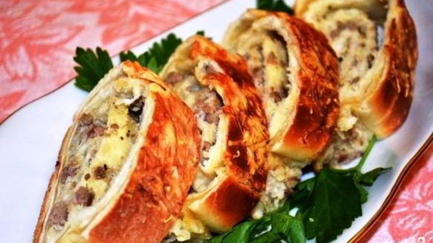 Рецепт закусочных рулетов из слоеного теста