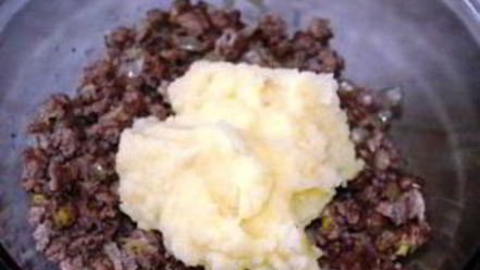 Рецепт закусочных рулетов из слоеного теста