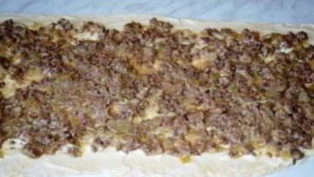 Рецепт закусочных рулетов из слоеного теста