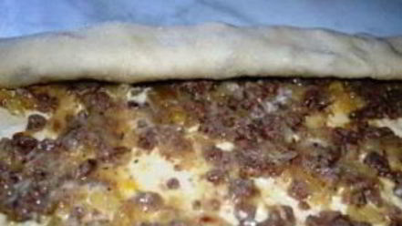 Рецепт закусочных рулетов из слоеного теста