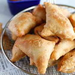 Рецепт Самсы с курицей из слоеного теста