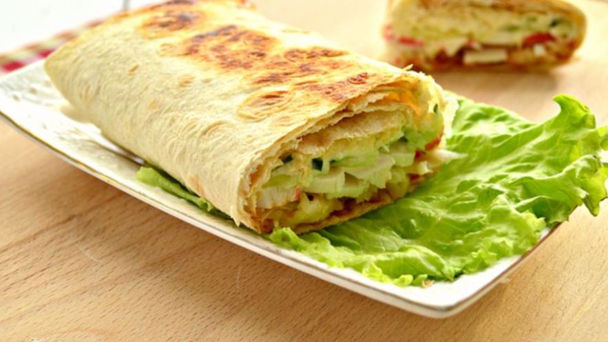 Рецепт шаурмы с крабовыми палочками и свежим огурцом