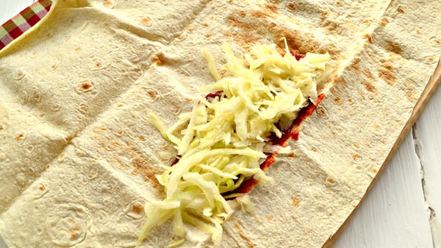 Рецепт шаурмы с крабовыми палочками и свежим огурцом