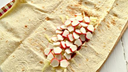 Рецепт шаурмы с крабовыми палочками и свежим огурцом