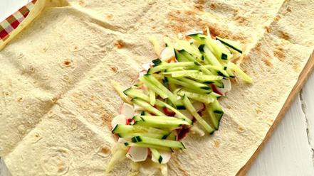 Рецепт шаурмы с крабовыми палочками и свежим огурцом