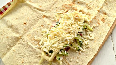 Рецепт шаурмы с крабовыми палочками и свежим огурцом