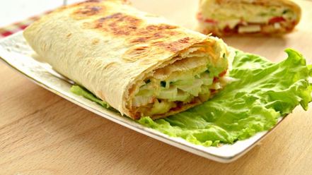 Рецепт шаурмы с крабовыми палочками и свежим огурцом