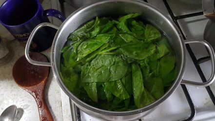 Рецепт сосисок со шпинатом и сыром