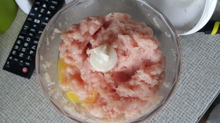 Рецепт сосисок со шпинатом и сыром