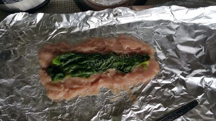 Рецепт сосисок со шпинатом и сыром