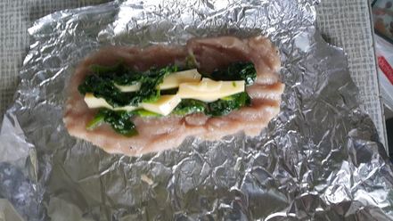 Рецепт сосисок со шпинатом и сыром