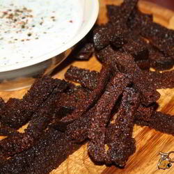 Рецепт Бородинских сухариков со сметанно-кефирным соусом с чесноком