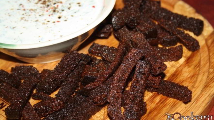 Рецепт бородинских сухариков со сметанно-кефирным соусом с чесноком