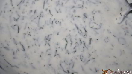 Рецепт бородинских сухариков со сметанно-кефирным соусом с чесноком