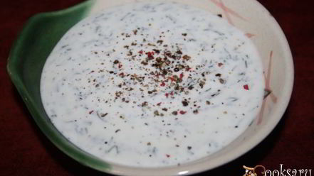 Рецепт бородинских сухариков со сметанно-кефирным соусом с чесноком