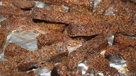 Рецепт бородинских сухариков со сметанно-кефирным соусом с чесноком