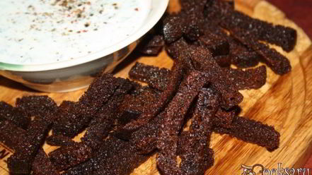 Рецепт бородинских сухариков со сметанно-кефирным соусом с чесноком