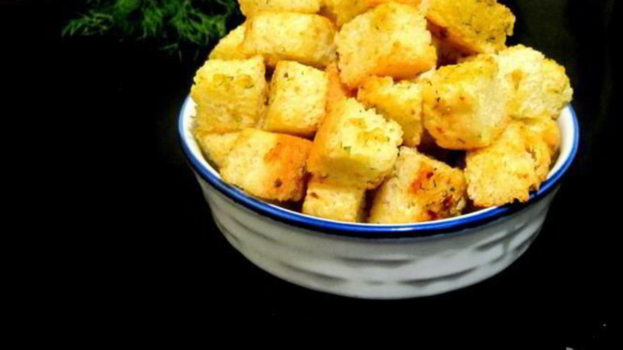 Рецепт луковых сухариков к салатам и супам