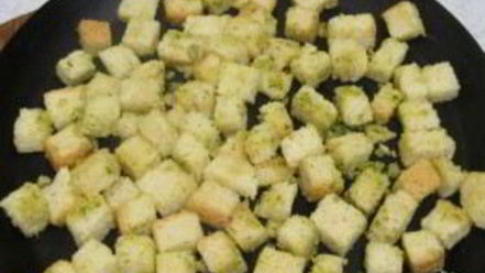 Рецепт луковых сухариков к салатам и супам