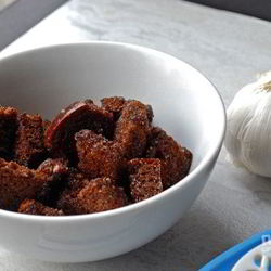 Рецепт Сухариков из черного хлеба с чесноком