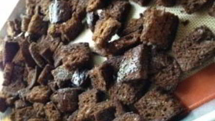 Рецепт сухариков из черного хлеба с чесноком