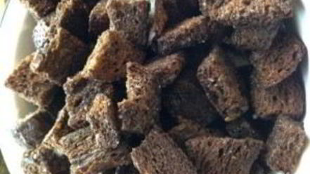 Рецепт сухариков из черного хлеба с чесноком