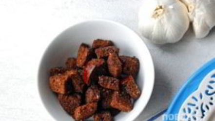 Рецепт сухариков из черного хлеба с чесноком