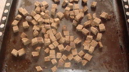 Рецепт сухариков из черного хлеба со специями и базиликом