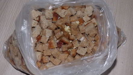 Рецепт сухариков из хлеба с чесноком