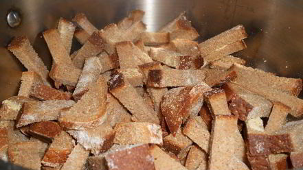 Рецепт сухариков ржаных с чесноком