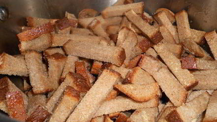 Рецепт сухариков ржаных с чесноком