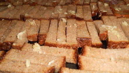 Рецепт сухариков ржаных с чесноком