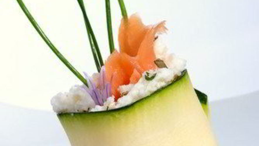 Рецепт суш из цукини с лососем и укропным соусом