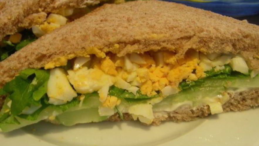 Рецепт английского сэндвича с яйцом, огурцом и руколой