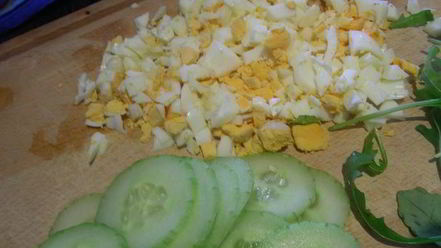 Рецепт английского сэндвича с яйцом, огурцом и руколой